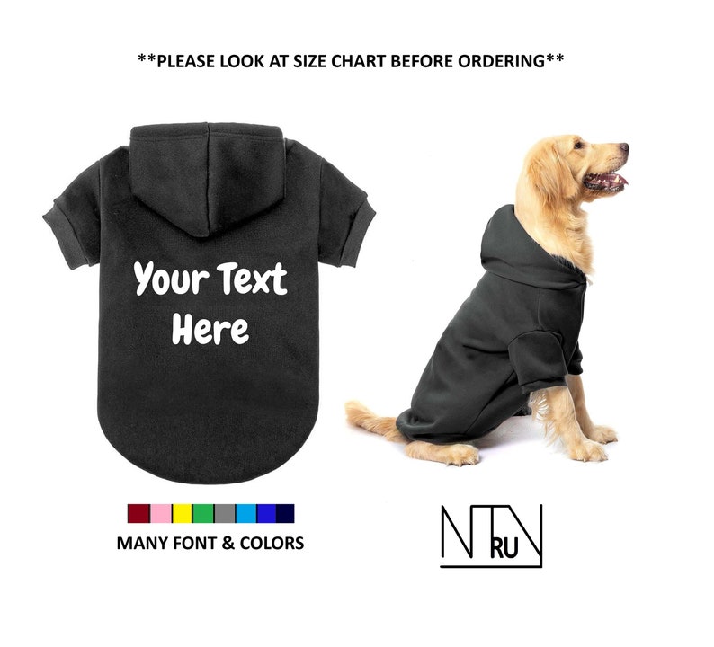 Op de afbeelding: Zwarte hoodie voor honden met de tekst "Your Text Here" in wit. De hoodie wordt getoond op een golden retriever. De afbeelding toont ook een kleurenkaart met veel lettertype- en kleuropties.