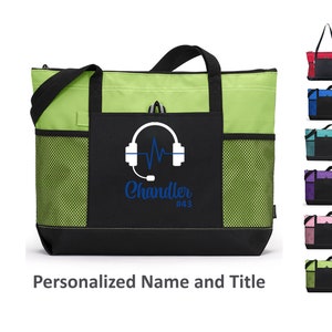 Puede incluir: Una bolsa de lona verde y negra con cierre de cremallera en la parte superior y un bolsillo de malla. La bolsa tiene un bolsillo negro en la parte delantera con un gráfico azul y blanco de unos auriculares con un latido del corazón y el texto "Chandler #43".