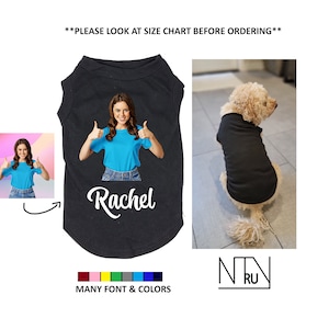 Peut inclure: T-shirt noir pour chien avec un nom personnalis&eacute; "Rachel" et une photo d'une femme faisant un pouce en l'air. Le t-shirt est sur un fond blanc avec une palette de couleurs rouge, jaune, vert, bleu, gris et noir.