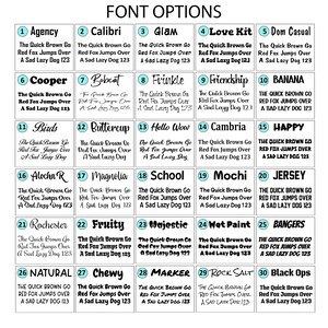 Peut inclure: Pr&eacute;sentation de 30 options de polices de caract&egrave;res diff&eacute;rentes, chacune avec un nom et un exemple de phrase : &laquo; The Quick Brown Fox Jumps Over A Sad Lazy Dog 123 &raquo;. Les polices incluent Agency, Calibri, Glam, Love Kit, Dom Casual, etc.