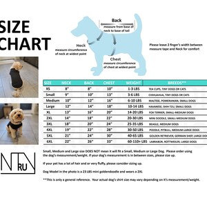 Peut inclure: Tableau des tailles pour v&ecirc;tements de chien avec des mesures en pouces et le poids en livres. Le tableau comprend des recommandations de race pour chaque taille. Le tableau est sur un fond blanc avec une bordure bleue et blanche. Le tableau est illustr&eacute; avec deux chiens portant des v&ecirc;tements.