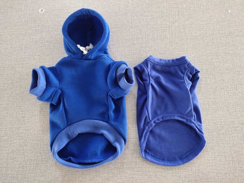 Op de afbeelding: Twee blauwe hondenshirts, een is een hoodie en de andere is een t-shirt.
