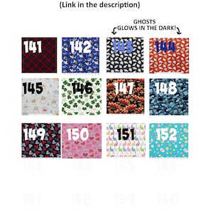 Puede incluir: Una cuadr&iacute;cula de 12 cuadrados de tela coloridos con los n&uacute;meros del 141 al 152. Los cuadrados de tela presentan varios patrones, incluyendo cuadros, corazones, fantasmas y mu&ntilde;ecos de nieve. El texto "GHOSTS GLOWS IN THE DARK!" est&aacute; sobre la cuadr&iacute;cula.