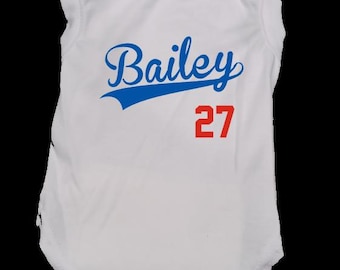 Aangepast hondenshirt met lettertype en spelernummer in honkbalstijl, bedrukking op voorkant van klantlogo