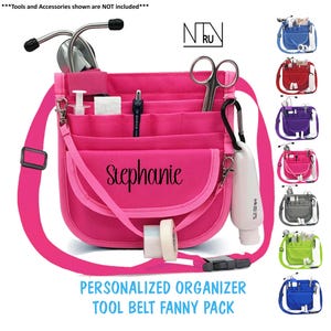 Puede incluir: Un organizador personalizado de color rosa intenso con m&uacute;ltiples bolsillos y una correa larga ajustable. El nombre "Stephanie" est&aacute; impreso en la parte delantera. Incluye un estetoscopio, tijeras y otras herramientas. Se muestran opciones de color adicionales.