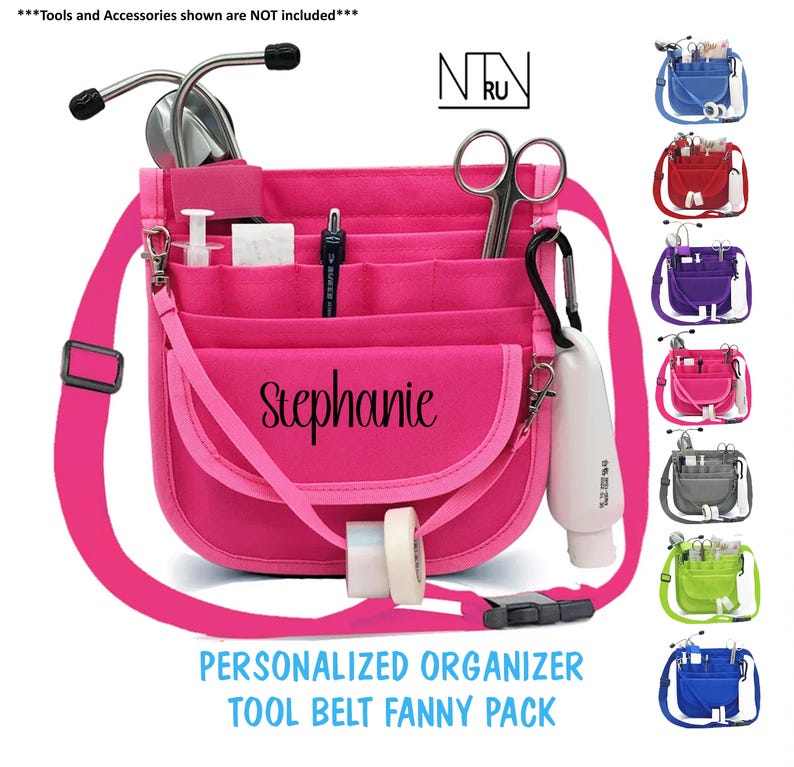 Puede incluir: Un organizador personalizado de color rosa intenso con m&uacute;ltiples bolsillos y una correa larga ajustable. El nombre "Stephanie" est&aacute; impreso en la parte delantera. Incluye un estetoscopio, tijeras y otras herramientas. Se muestran opciones de color adicionales.