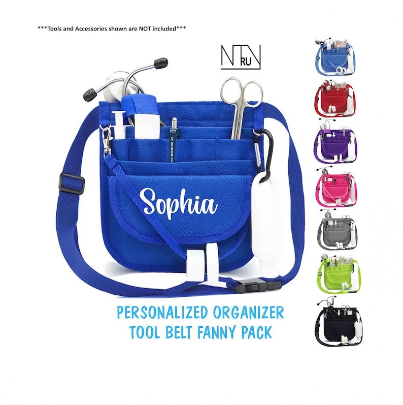 Puede incluir: Un organizador personalizado azul, cintur&oacute;n de herramientas, ri&ntilde;onera con el nombre "Sophia" en escritura blanca. La bolsa tiene m&uacute;ltiples bolsillos y una correa para el hombro. Se muestran opciones de color adicionales.