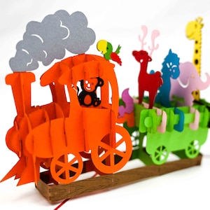 No quadro cartão de felicitações pop-up 3D de aniversário infantil