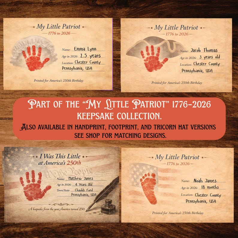 Op de afbeelding: Vier rechthoekige aandenkenkaarten met een perkamentachtige achtergrond met rode hand- of voetafdrukken. De tekst bevat My Little Patriot 1776 to 2026, I Was This Little at America's 250th, en velden voor naam, leeftijd en locatie in Pennsylvania, VS.