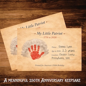 Puede incluir: Dos impresiones en papel envejecido con el texto "My Little Patriot" y "1776 a 2026". Una impresión presenta una huella de mano roja dentro de un gorro blanco. El texto incluye un nombre, edad y ubicación. La parte inferior dice "Impreso para el 250 aniversario de América".