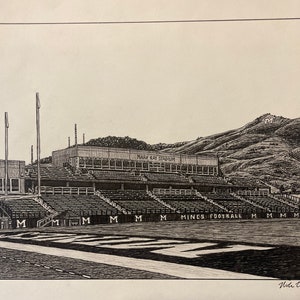 Könnte beinhalten: Eine Schwarzweißzeichnung mit Stift und Tinte eines Fußballstadions mit den Worten "Navy Kay Stadium" und "Mines Football" an der Seite des Stadions.