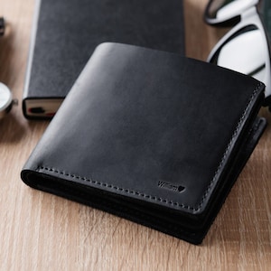 Billetera Airtag negra/marrón Billetera de cuero personalizada con dos pliegues para hombres con una cita personalizada en el interior - Regalo para padrinos de boda, regalo de cumpleaños para él
