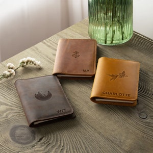 Couverture pour notes de terrain Journal en cuir personnalisé avec porte-stylo et fentes pour cartes Cahier rechargeable estampé du monogramme I Cadeau d'anniversaire