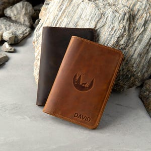 Couverture pour notes de terrain Journal en cuir personnalisé avec porte-stylo et fentes pour cartes Cahier rechargeable estampé du monogramme I Cadeau d'anniversaire