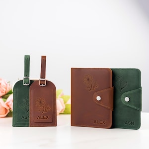 Ensemble porte-passeport et étiquette de bagage en cuir personnalisés avec fleur de naissance | Cadeau du 3e anniversaire, coffret cadeau de voyage personnalisé pour elle et lui