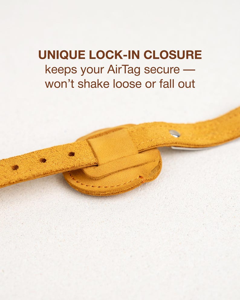 Op de afbeelding: Mosterdgele leren band met een unieke lock-in sluiting ontworpen om een AirTag te beveiligen. De tekst "UNIQUE LOCK-IN CLOSURE keeps your AirTag secure &mdash; won't shake loose or fall out" is zichtbaar. De band heeft een getextureerd oppervlak.