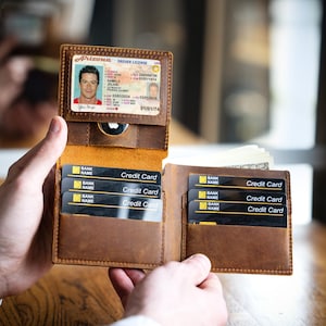 Cartera AirTag de cuero personalizada para hombres: billetera plegable con monograma, regalo perfecto para padrinos de boda, cumpleaños o Navidad