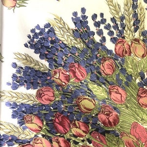 Puede incluir: Un fondo blanco con un patr&oacute;n floral de rosas rosas, lavanda y espigas de trigo. Las rosas est&aacute;n dispuestas en un ramo con la lavanda y las espigas de trigo que las rodean.