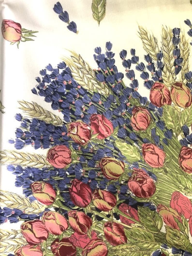 Puede incluir: Un fondo blanco con un patr&oacute;n floral de rosas rosas, lavanda y espigas de trigo. Las rosas est&aacute;n dispuestas en un ramo con la lavanda y las espigas de trigo que las rodean.