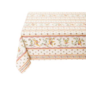 Puede incluir: Un mantel blanco con un patrón repetitivo de flores amarillas y rojas y pájaros. El mantel tiene un diseño a rayas con rayas finas y gruesas alternas.