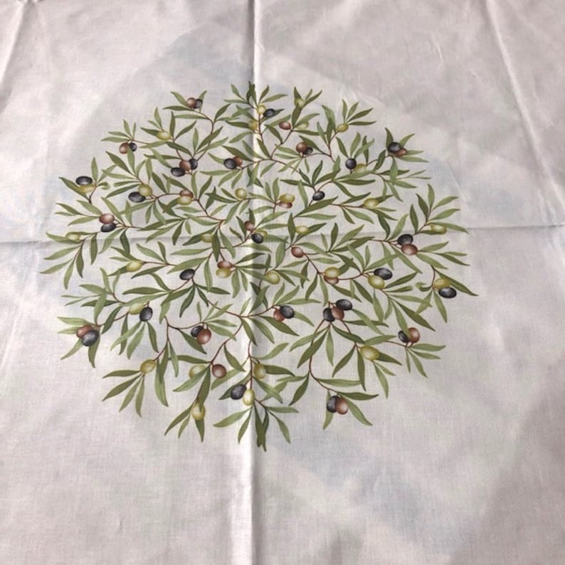 Puede incluir: Tela blanca con un dise&ntilde;o circular de ramas de olivo con hojas verdes y aceitunas negras, moradas y verdes.