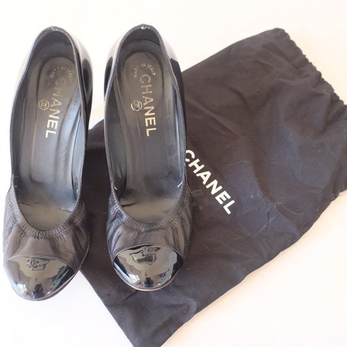 Deals Vintage Chanel patent-leather pumps