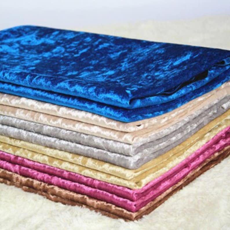 Puede incluir: Un conjunto de muestras de tela en varios colores, incluyendo azul, beige, gris, dorado, rosa y marr&oacute;n. La tela tiene una textura suave y aterciopelada.