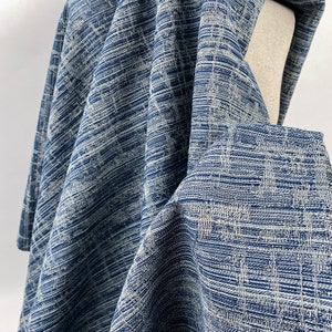 Peut inclure: Un gros plan sur un tissu à motifs bleus et blancs. Le tissu a un aspect et une texture tissés.