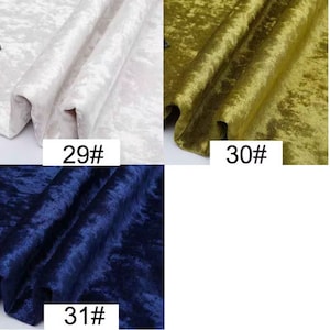 Puede incluir: Tres muestras de tela en diferentes colores: blanco con un brillo sutil, verde oliva y azul oscuro. Las muestras est&aacute;n etiquetadas con los n&uacute;meros 29, 30 y 31.