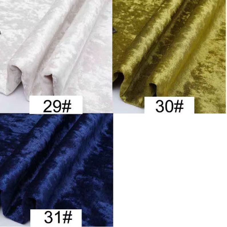 Puede incluir: Tres muestras de tela en diferentes colores: blanco con un brillo sutil, verde oliva y azul oscuro. Las muestras est&aacute;n etiquetadas con los n&uacute;meros 29, 30 y 31.