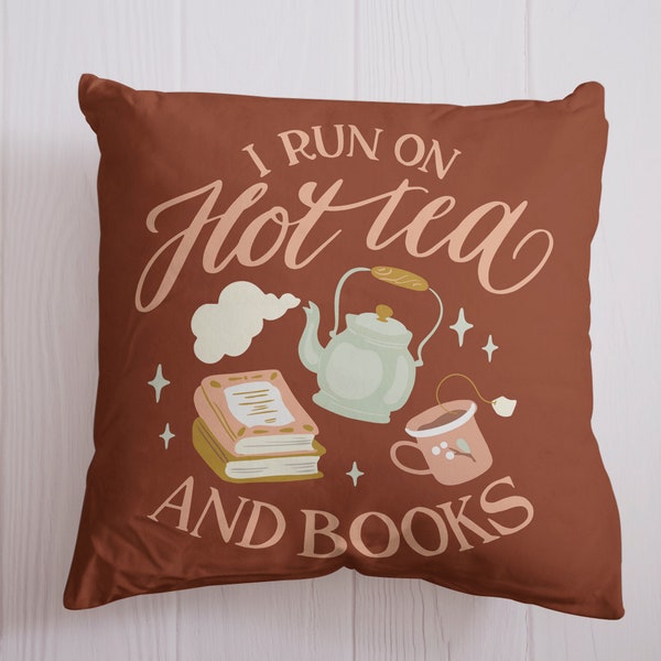 Lootgear Kuschelkissen I Run On Hot Tea And Books Dekokissen Sofakissen Kissenbezug Kissen für Leseratten Teetrinker Kuschelecke Leseecke