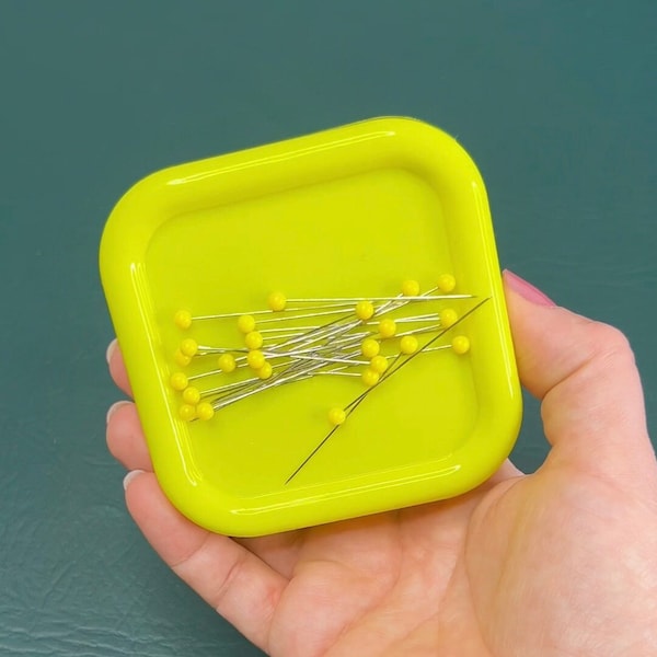 Alfiletero magnético de plástico amarillo: organizador de costura (8,9 x 8,9 x 2,5 cm)