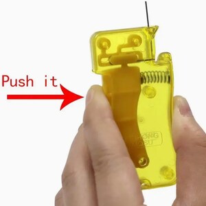 Puede incluir: Un encendedor de pl&aacute;stico amarillo con un mecanismo de resorte. El texto "ZHONG MOSU" est&aacute; impreso en el encendedor. Una flecha apunta al lado del encendedor con el texto "Push it".