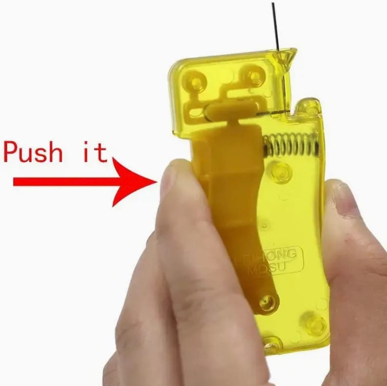 Puede incluir: Un encendedor de pl&aacute;stico amarillo con un mecanismo de resorte. El texto "ZHONG MOSU" est&aacute; impreso en el encendedor. Una flecha apunta al lado del encendedor con el texto "Push it".