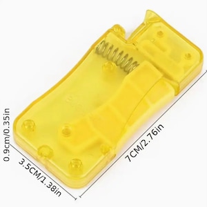 Puede incluir: Un encendedor de pl&aacute;stico amarillo con un mecanismo de resorte. Mide 7 cm por 3,5 cm.