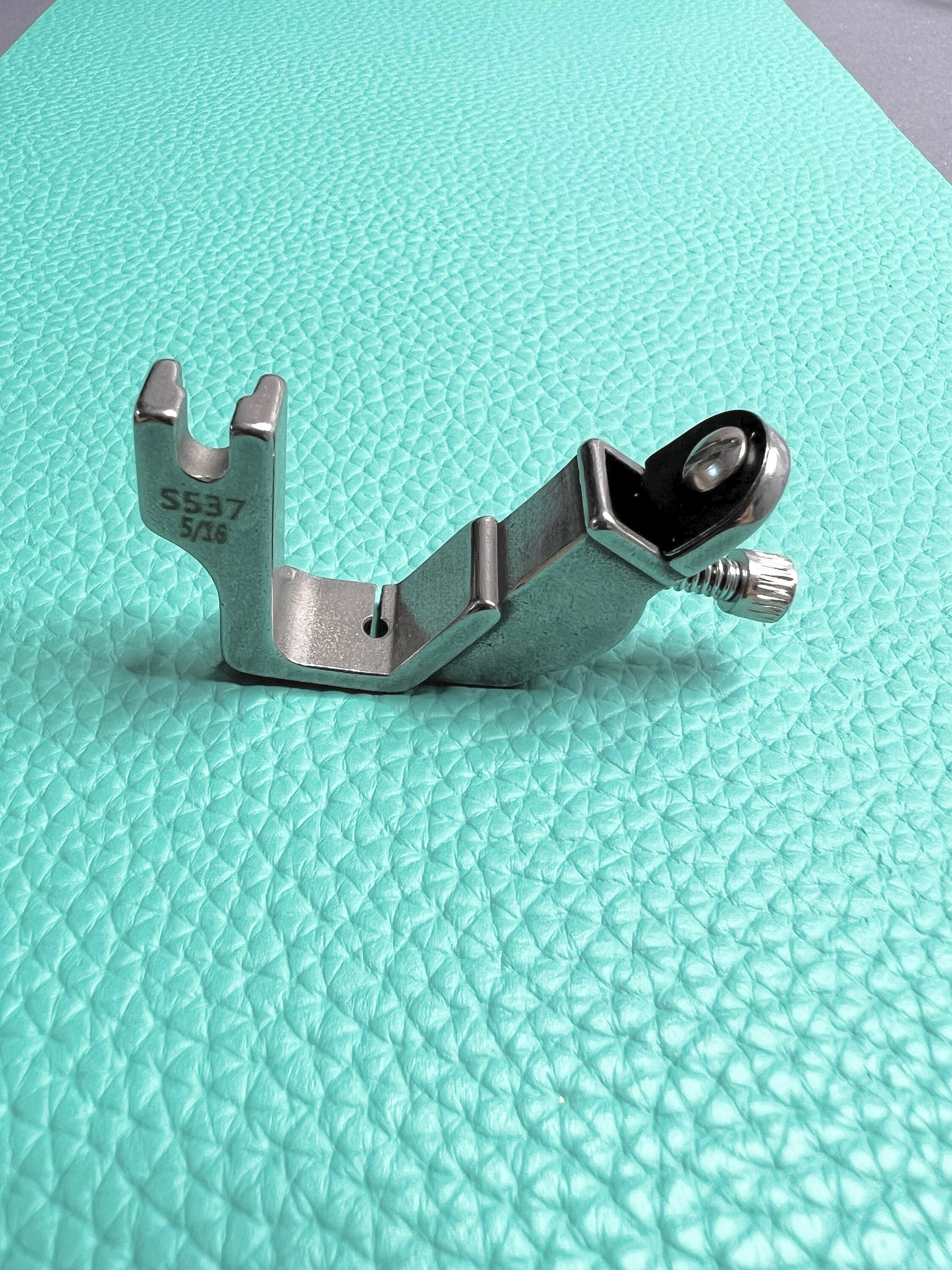 S537 Industrial Sewing Machine Elastic Presser Foot (5/16 outlet)