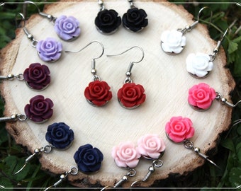 Boucles d'oreilles pendantes argentées "Roses mattes colorées"