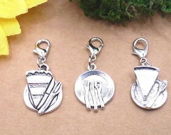 Teller mit Besteck, Teller mit Kuchen, Teller Gabel Messer Löffel, Anhänger mit Karabiner, Einladung zum Essen, Kuchen, Mittagessen, Kaffee