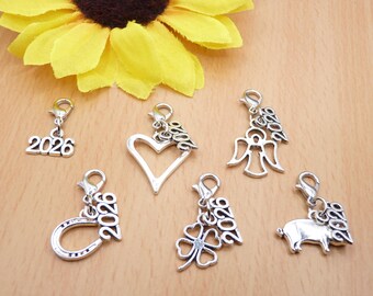 2026 silbern, 2026 Herz, 2026 Engel, 2026 Hufeisen, Anhänger Karabiner, Glücksbringer, Magie, Symbol, Herz, Jahreszahl 2026