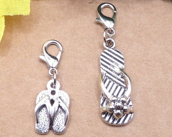 Flipflop, Paar Flipflops, Schuhe, Sandale, Sandalette, Anhänger mit Karabiner, Schuhe, Paar Schuhe, offene Schuhe, Urlaub, Meer, Badeschuhe