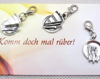 Plate with cutlery, plate with cake, plate, fork, knife, spoon, pendant with carabiner, invitation to dinner, cake, lunch, coffee