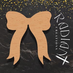 Op de afbeelding: Een houten strik vorm, perfect voor knutsel- en doe-het-zelfprojecten. De strik is gemaakt van natuurlijk hout en heeft een glad, onbewerkt oppervlak.