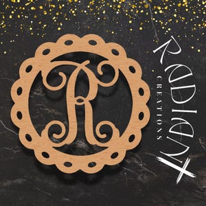 Letra R recortada en monograma - Letra de madera para colgar en la puerta - Letras para manualidades con agujeros para cintas - Alfabeto personalizable para decoración de pared