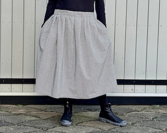 Fashionable pleated skirt, pockets, elastic waistband, black and white Vichy check