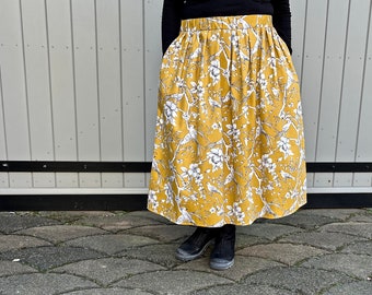 Fashionable pleated skirt, pockets, elastic waistband, mustard birds