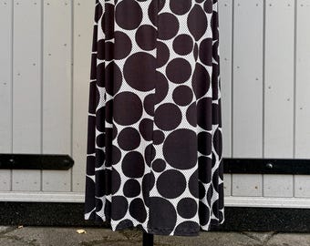Lightweight jersey summer skirt in black and white with circles.