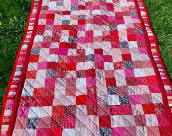 Patchworkdecke in rot, rosa und pink