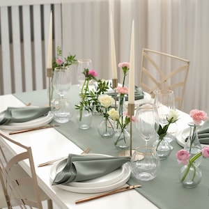 Salbeigrünes Set – Tischläufer und Servietten – handgefertigte Tischdekoration