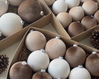 Adornos navideños de terciopelo hechos a mano: beige, marrón y vainilla