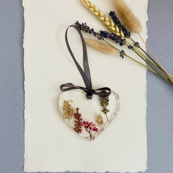 Floral Hanging Heart Ornament, Real Pressed Dried Flowers, Floral Decor, Vintage Style Decoration, Thoughtful Gift, SEE DESCRIPTION